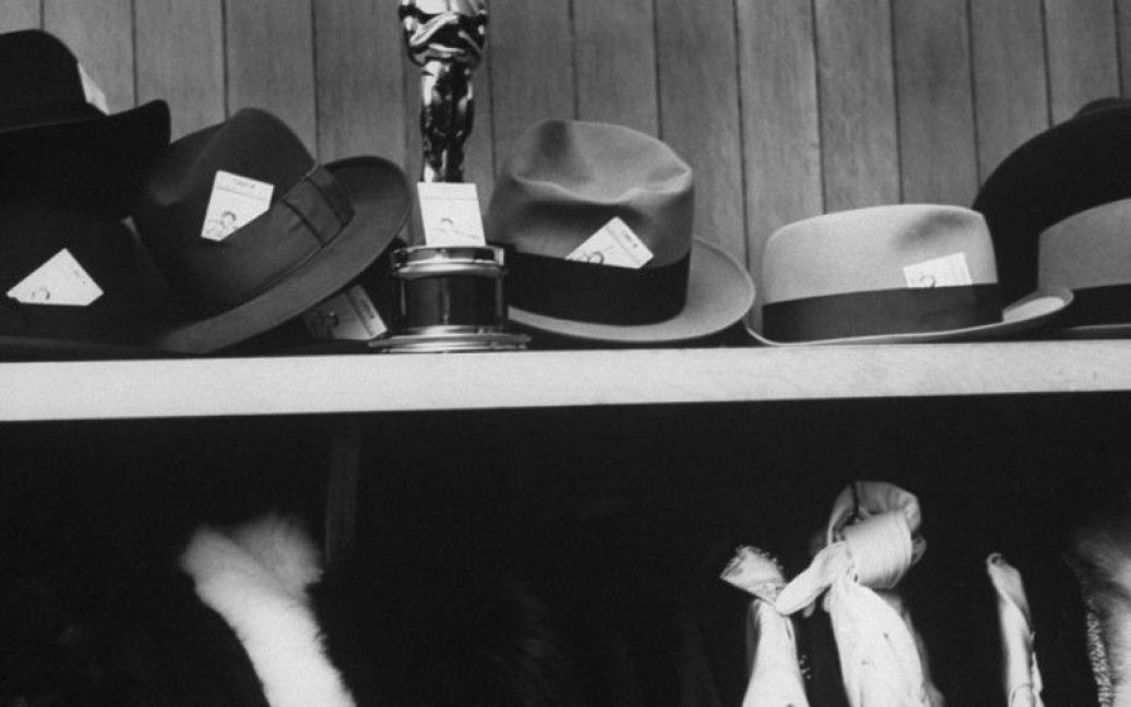 "Оскар" продюсера Бадді Адлера за фільм &ldquo;звідси у вічність&rdquo;. 1954 рік / © LIFE