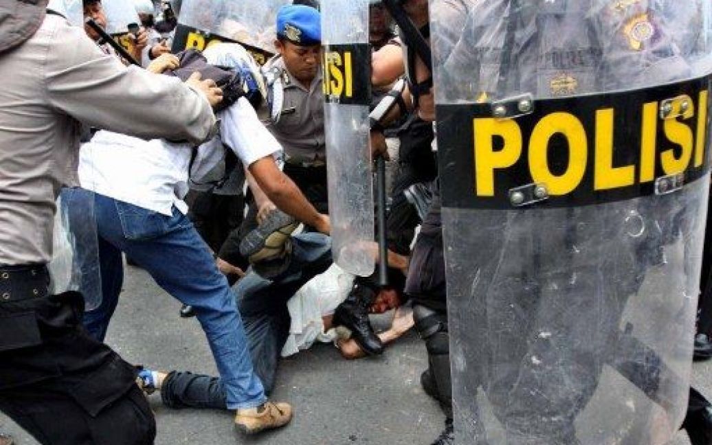 Індонезія, Джокджокарта. Поліція придушила акцію протесту проти підвищення цін на нафту після того, як під час демонстрації почались зіткнення з мітингувальниками. / © AFP