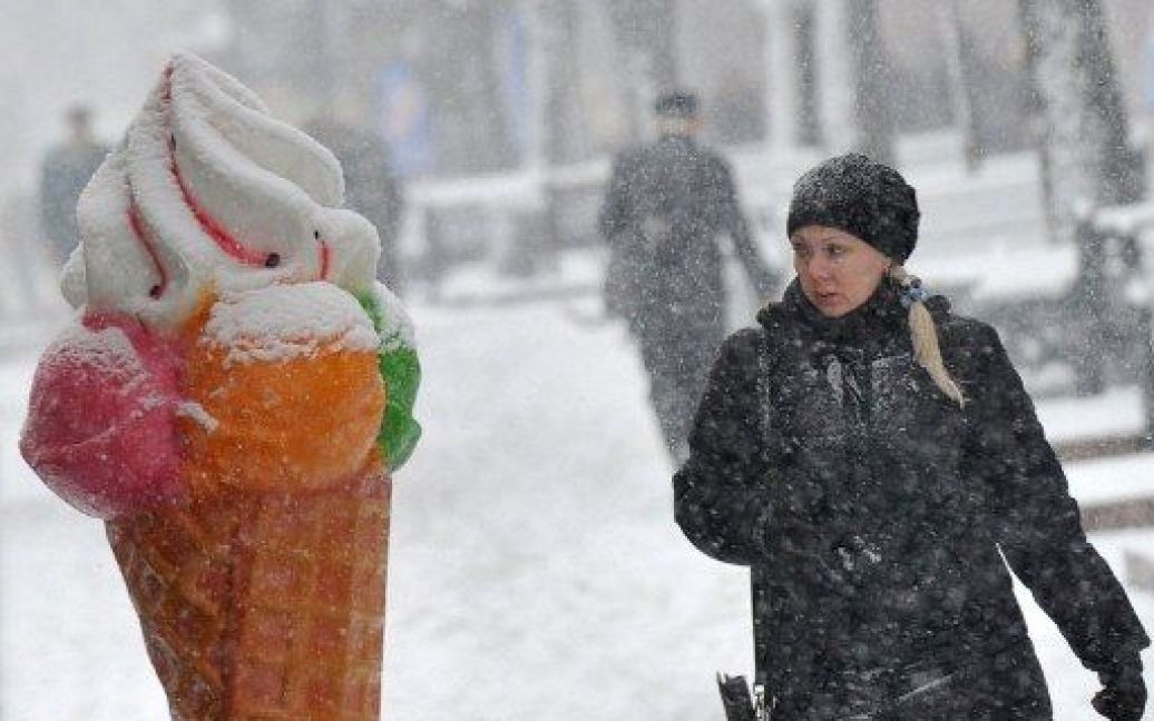 Україна, Київ. Раптовий снігопад накрив столицю України. / © AFP