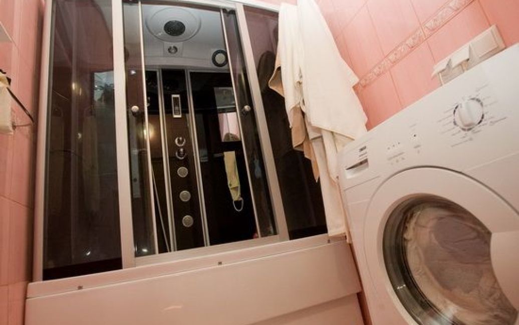 Ванна кімната ув&#039;язненої обладнана душевою кабіною з функцією масажу та пральної машинкою. / © УНН
