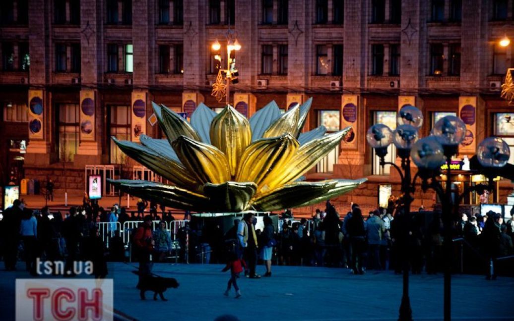 На Майдані Незалежності встановили гігантський "Золотий Лотос" / © Євген Малолєтка/ТСН.ua