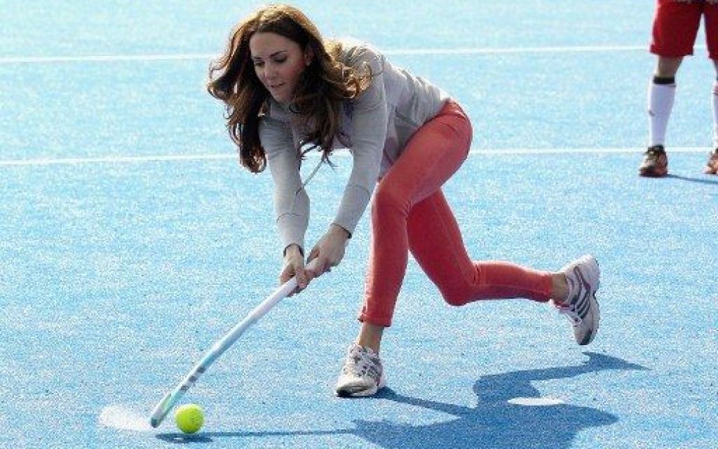Великобританія, Лондон. Герцогиня Кембриджська Кейт Міддлтон зіграла разом з членами британської збірної у хокей на траві під час візиту до Олімпійського парку в Лондоні. / © AFP