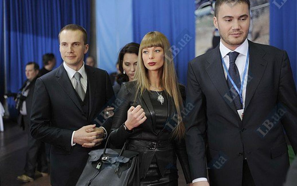 Олександр і Віктор Януковичи з дружинами Оленою та Ольгою / © LB.ua
