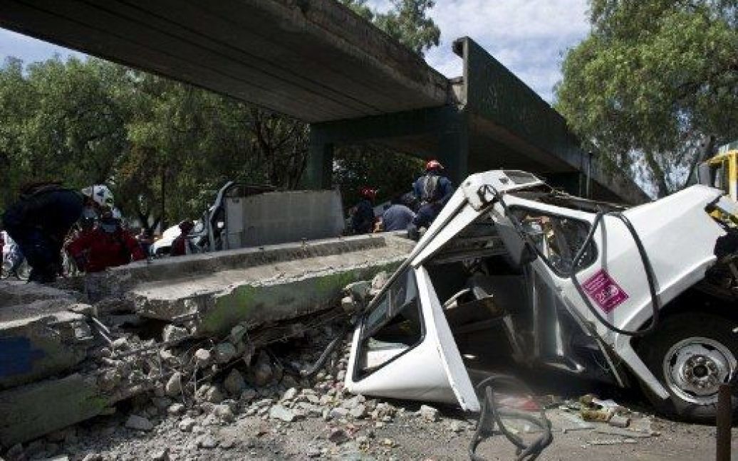 Уламки моста у Мехіко обрушилися на мікроавтобус / © AFP