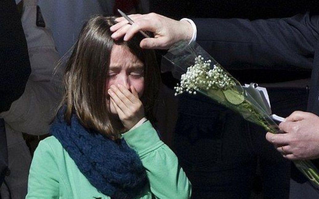 Швейцарія. Бельгійська родина втішає один одного під час жалоби з нагоди загибелі 22 дітей у автобусній аварії в гірському тунелі. / © AFP