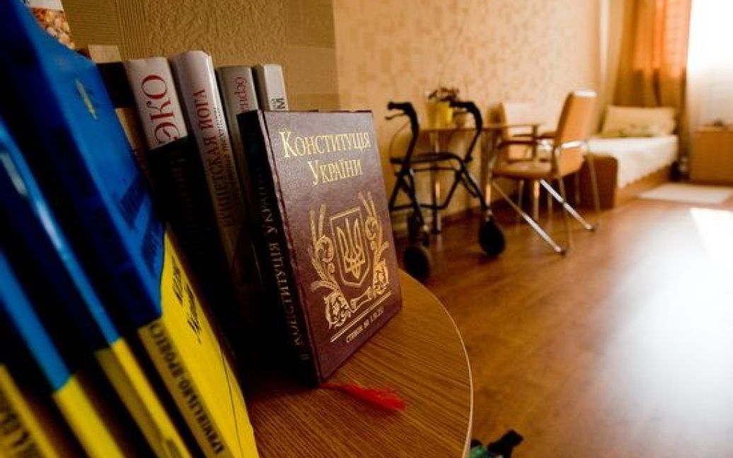 На книжковій поліці Юлії Тимошенко поряд із Конституцією України можна побачити посібник з "Єгипетської йоги". / © УНН