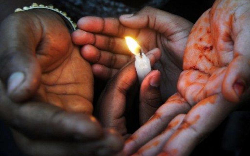 Індія, Калькутта. Активістки руху за права жінок тримають свічки під час мітингу на знак протесту проти фізичних нападів на жінок і насильства над жінками. / © AFP
