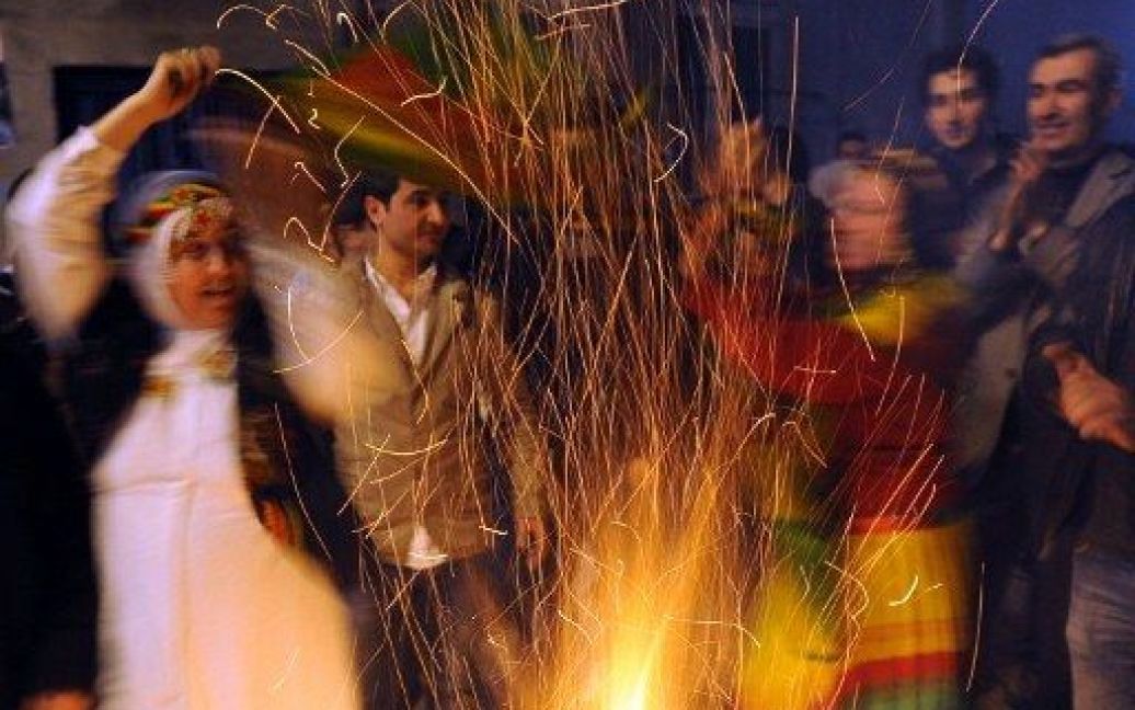 Туреччина, Стамбул. Курди відзначають Новруз (Новий рік) у Стамбулі. Новруз, давнє перське свято, відзначають в Туреччині, Центральній Азії, Іраку, Азербайджані та у Афганістані. / © AFP
