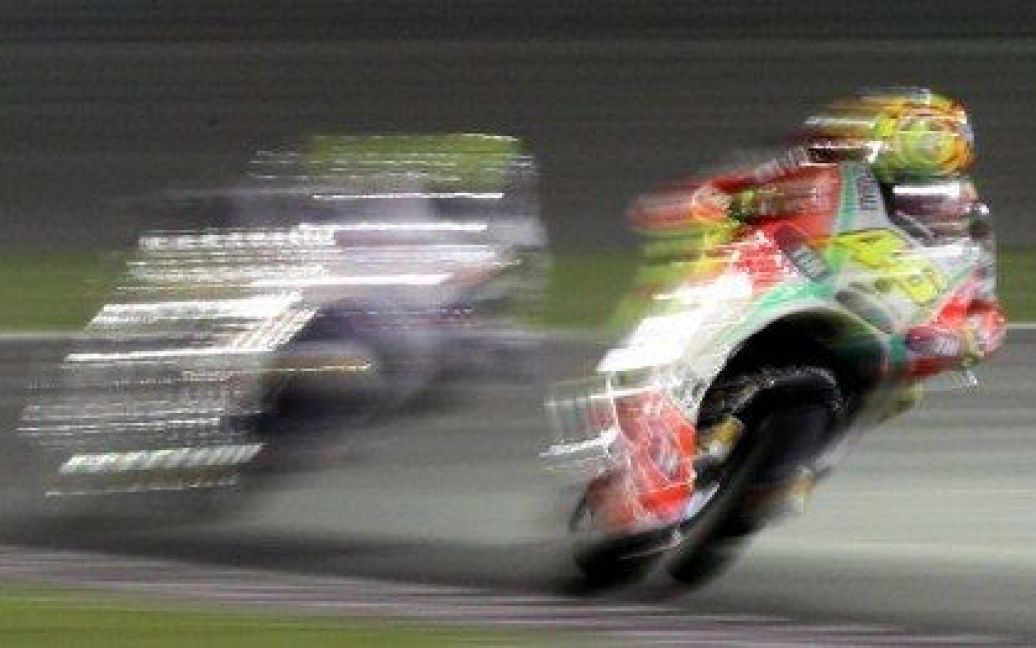 Катар, Доха. Італійський мотогонщик Ducati Валентино Россі бере участь у тренуванні напередодні виступу у гонках MotoGP на Гран-прі Катару на трасі Losail. / © AFP