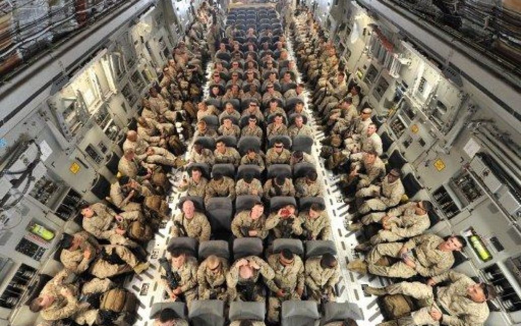 Киргизстан, Манас. Американські військовослужбовці сидять всередині літака перед відльотом до Афганістану з транзитного центру Манас у Киргизстані. / © AFP