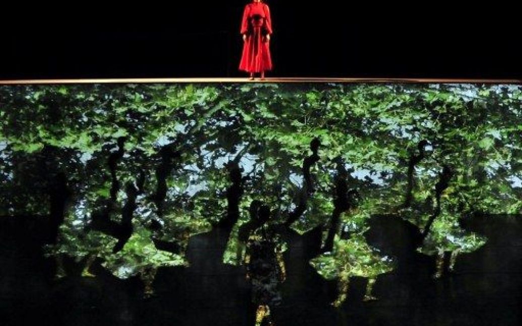 Угорщина, Сегед. Танцюристи готуються до виступу на сцені Національного театру із прем&#039;єрою двох одноактних балетів "Дерев&#039;яний принц" і "Орфей". / © AFP