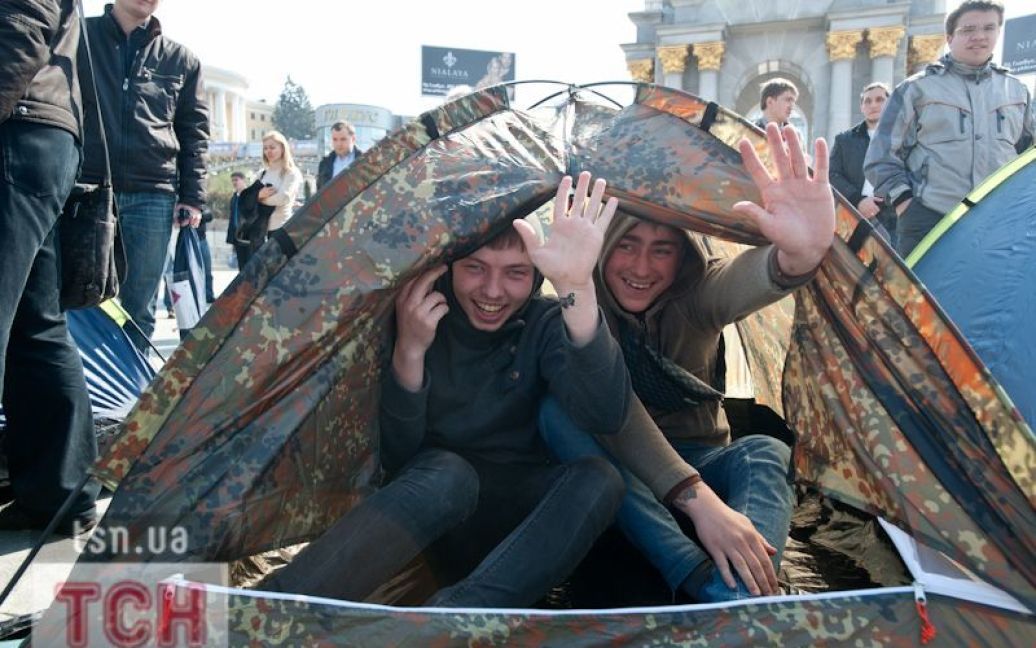 На Майдані змагались у швидкісному розкладанні наметів / © Євген Малолєтка/ТСН.ua