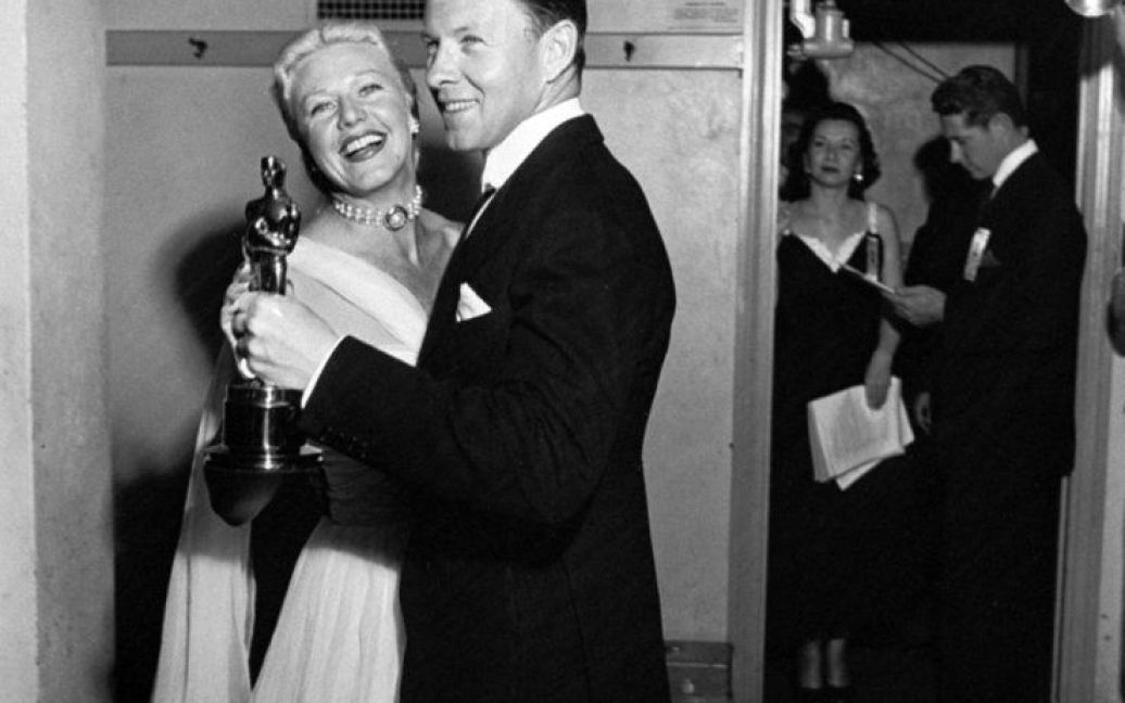 Джинджер Роджерс і Джордж Мерфі готуються оголосити переможця. 1950 рік / © LIFE