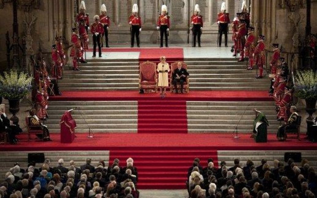 Великобританія, Лондон. Британська королева Єлизавета II виступає з промовою з нагоди відзначення діамантового ювілею її правління у Вестмінстерському залі. Королеву супроводжував її чоловік, принц Філіп, герцог Единбурзький. / © AFP