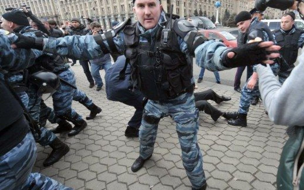 Україна, Київ. Співробітники "Беркуту" розігнали учасників акції "Готуй намет навесні", яку спробувала провести опозиційна молодь на Майдані Незалежності в центрі Києва. / © AFP