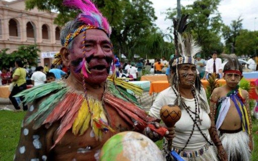 Парагвай, Асунсьйон. Корінні етнічні танцювальні групи беруть участь в акції протесту під час святкування Дня корінних американців в Асунсьйоні. / © AFP