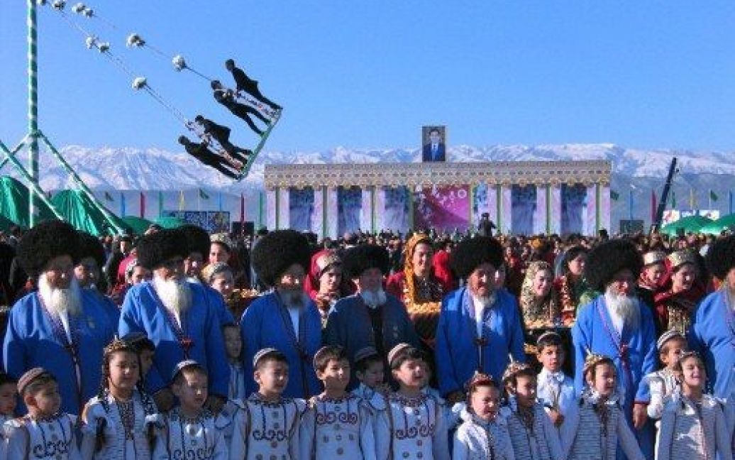 Туркменістан, Ашхабад. Люди у традиційних костюмах відзначають Новруз (Новий рік) у Ашгабаті. / © AFP