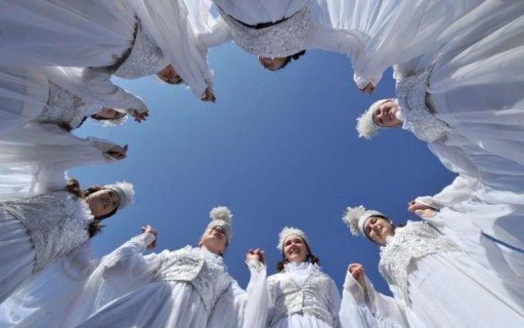 Киргизстан, Бішкек. Дівчата у традиційних національних костюмах танцюють на площі Ала-Тоо у Бішкеку під час щорічного святкування Новрузу (Нового року). Новруз є давнім перським святом, яке відзначає перший день весни і цього року припадає на 21 березня. / © AFP