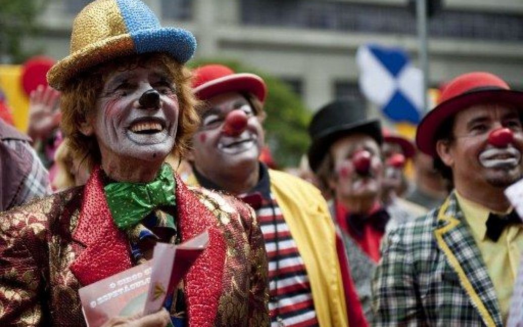 Бразилія, Сан-Паулу. Клоуни беруть участь у святкуванні Дня цирку в міському театрі міста Сан-Паулу. / © AFP