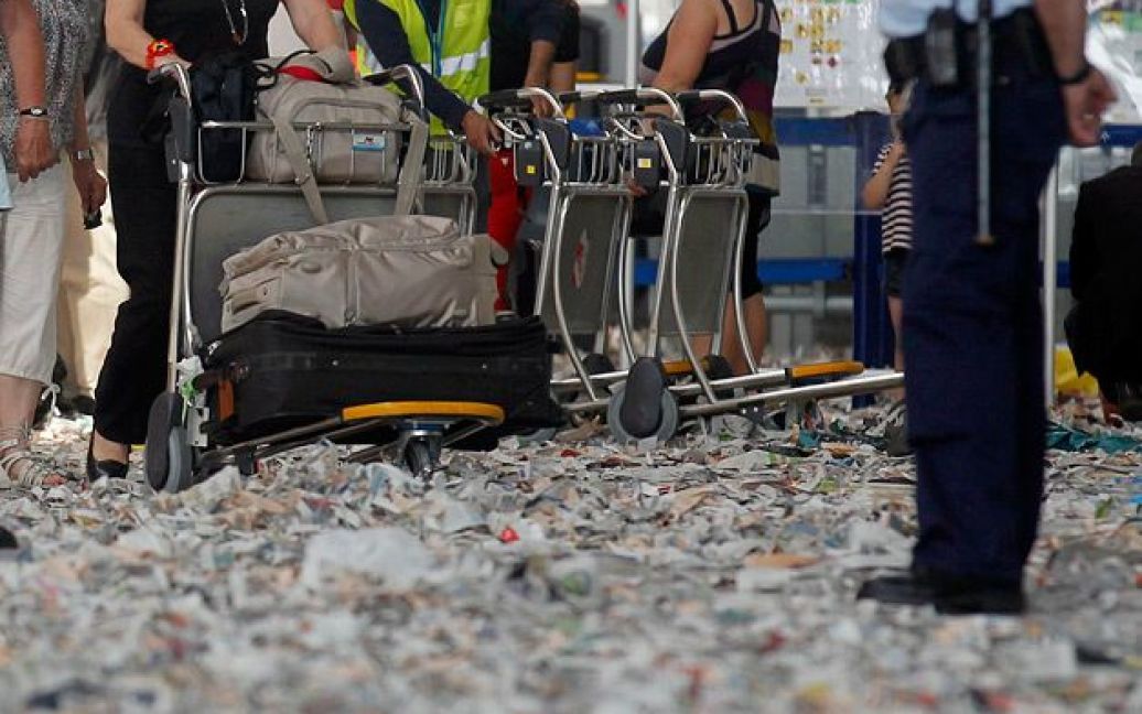 Прибиральники розкидали по всій будівлі аеропорту папірці і дрібне сміття / © bigpicture.ru