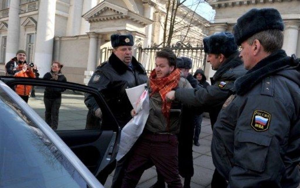 Росія, Санкт-Петербург. Поліцейські затримують гей-активіста, який намагався протестувати проти місцевого "анти-гей" законодавства у Санкт-Петербурзі. / © AFP