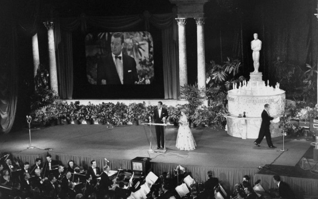 Джон Вейн отримує "Оскар" як найкращий режиссер замість Джона Форда. 1953 рік. / © LIFE