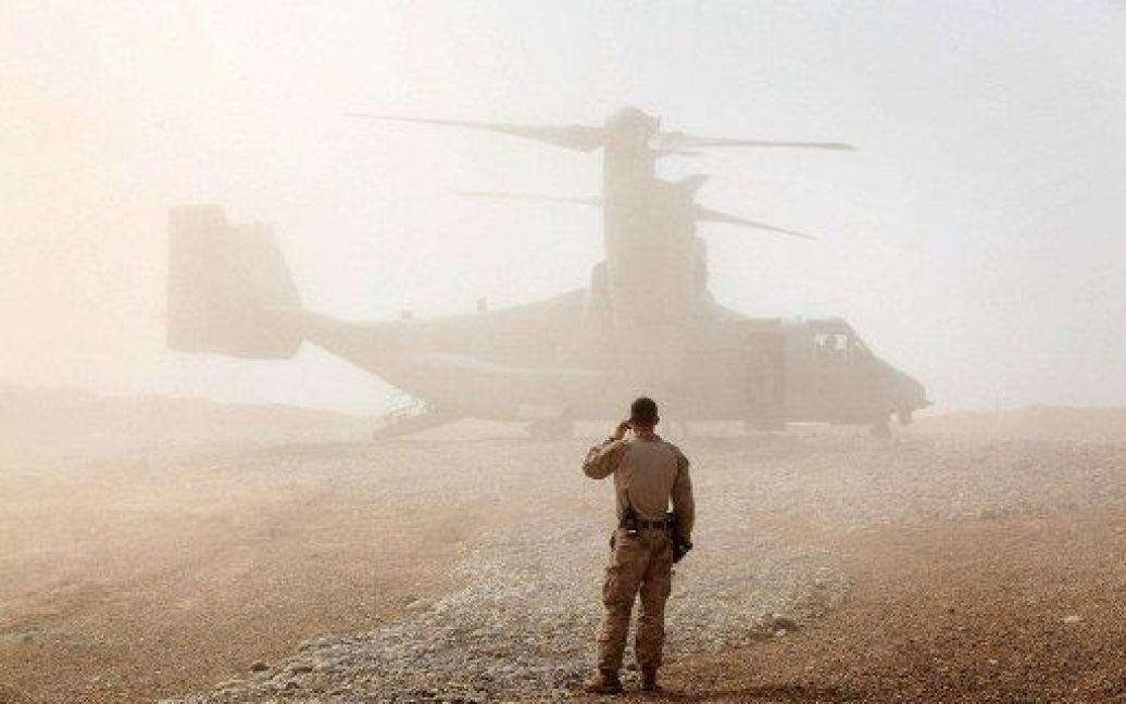 Афганістан. Американський морський піхотинець спостерігає, як міністр оборони США Леон Панетта прибуває на передову оперативну базу Шуквані у Афганістані. / © AFP