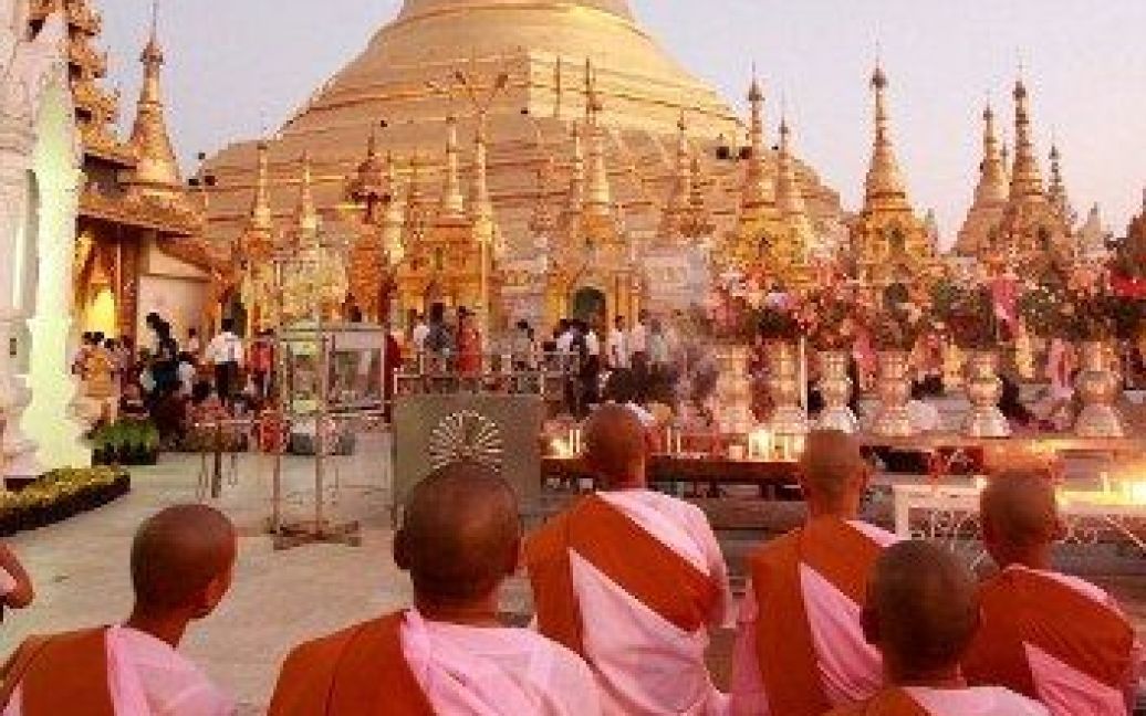 М&#039;янма, Рангун. Буддійські ченці моляться з нагоди 2600-річчя пагоди Шведагон, найбільш священної буддійської будівлі у М&#039;янмі. / © AFP