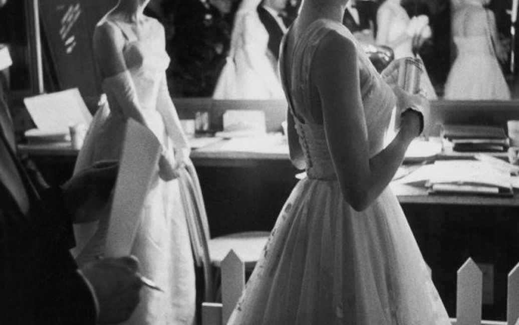 Одрі Хепберн і Грейс Келлі за лаштунками. 1956 рік / © LIFE