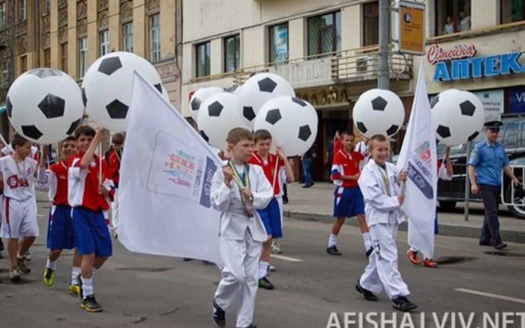 Святковий парад розпочався з вітального танцю "Львів готується до Євро". / © 