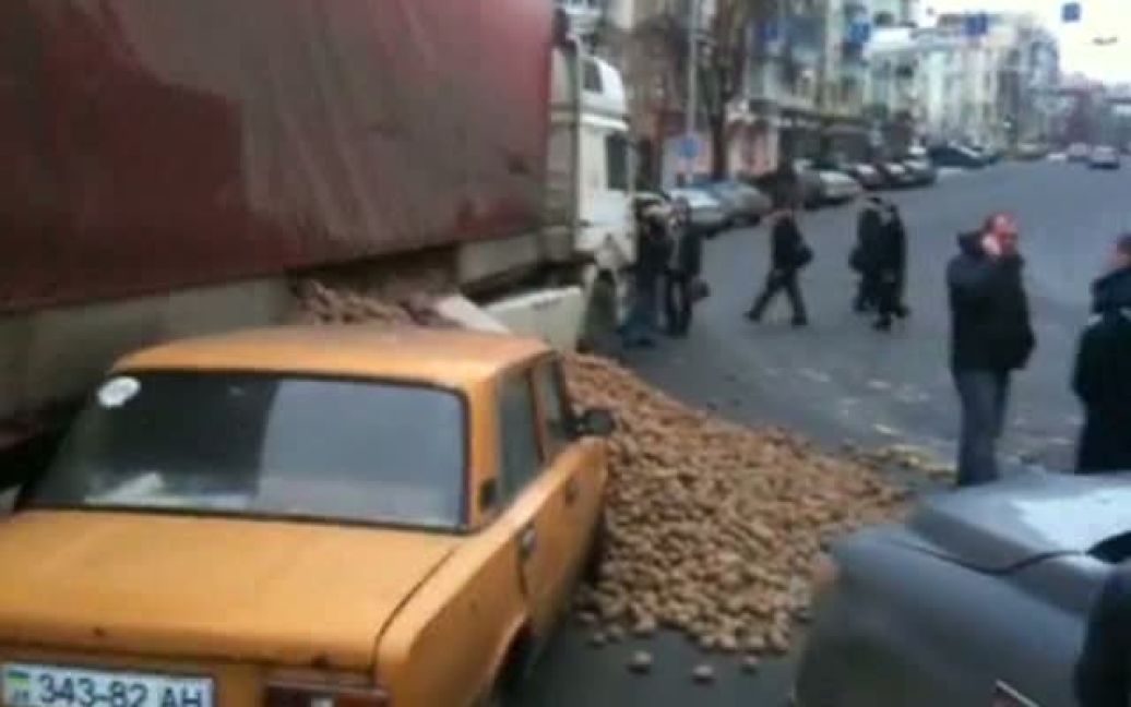 У Києві тонною картоплі з фури привалило "Жигулі" / © 