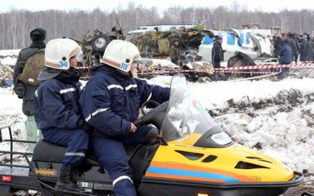 Росія, Тюмень. Рятувальники і слідчі працюють на місці падіння пасажирського літака ATR-72 авіакомпанії UTair поблизу Тюмені. У авіакатастрофі загинула 31 людина. Літак розбився за лічені хвилини після зльоту. Фото AFP/МНС РФ / © AFP