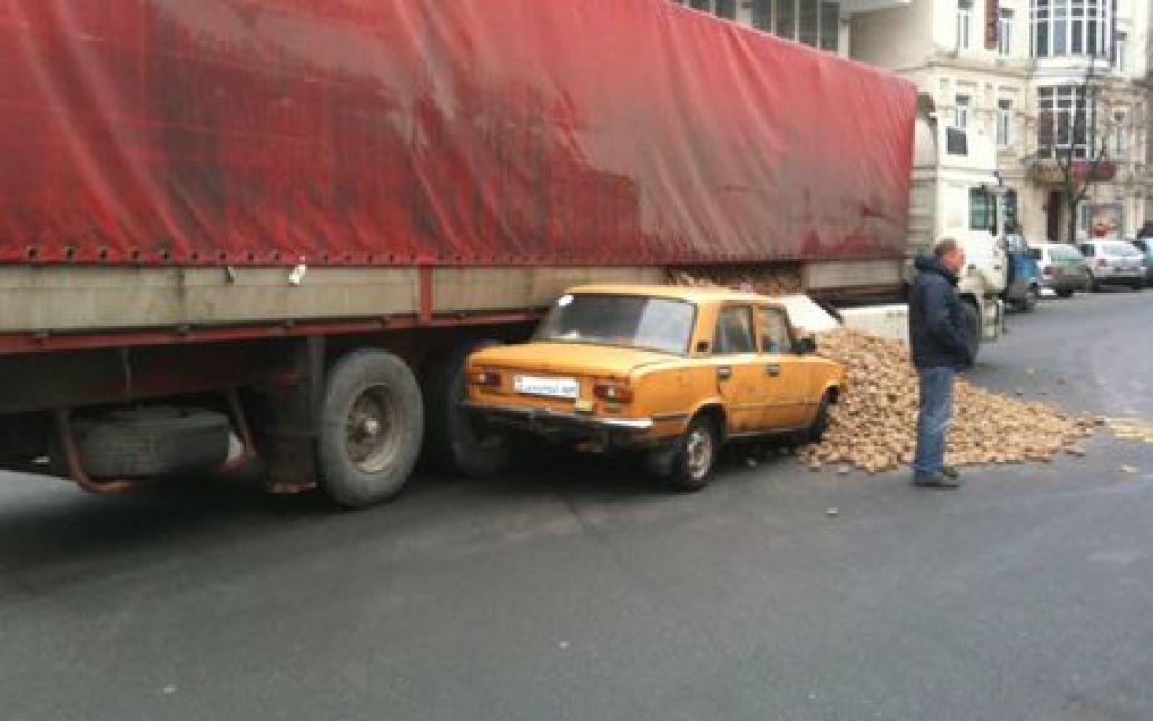У Києві тонною картоплі з фури привалило "Жигулі" / © Обозреватель