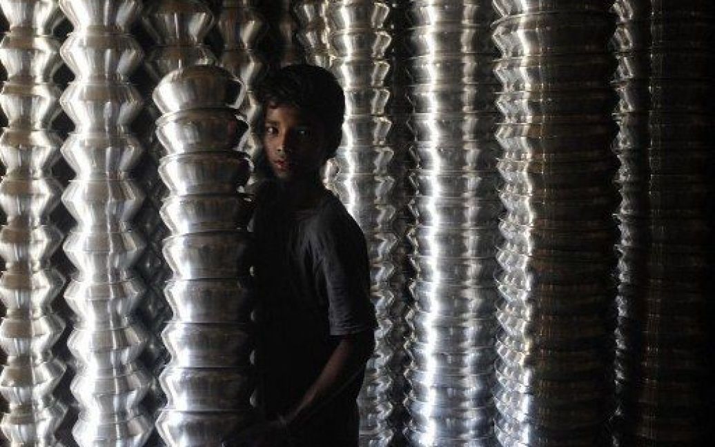 Бангладеш, Дакка. Хлопчик працює на фабриці з виробництва алюмінієвих банок у місті Дакка. / © AFP