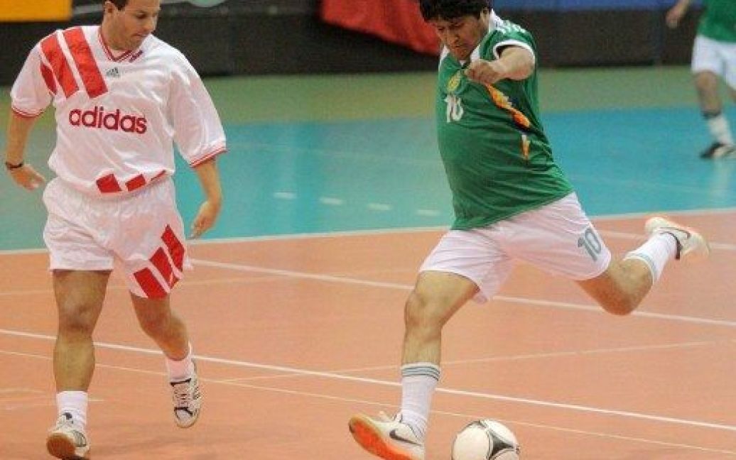 Австрія, Відень. Президент Болівії Ево Моралес (праворуч) б&#039;є по м&#039;ячу під час участі у товариському футбольному матчі з австрійською командою All Star. / © AFP