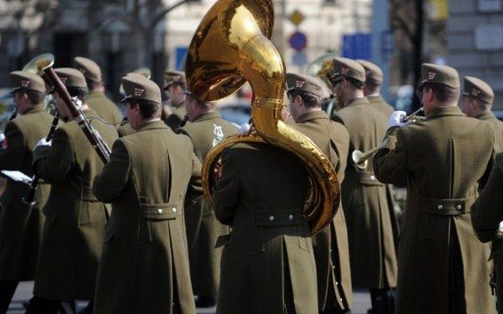 Угорщина, Будапешт. Оркестр Угорської почесної варти виступає перед будівлею парламенту в центрі Будапешта на церемонії зустрічі прем&#039;єр-міністра Албанії Салі Беріша, який прибув до Угорщини з дводенним офіційним візитом. / © AFP