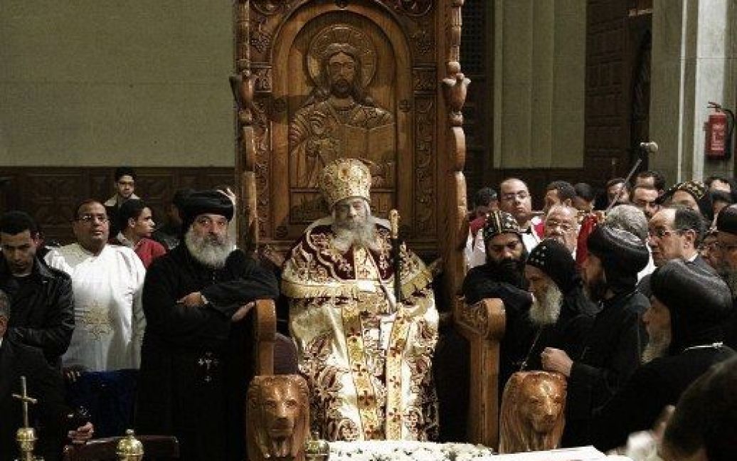 Єгипет, Каїр. Коптські священики зібралися навколо тіла Папи Шенуди III, духовного лідера найбільшої християнської меншини на Близькому Сході, який помер у віці 88 років. / © AFP