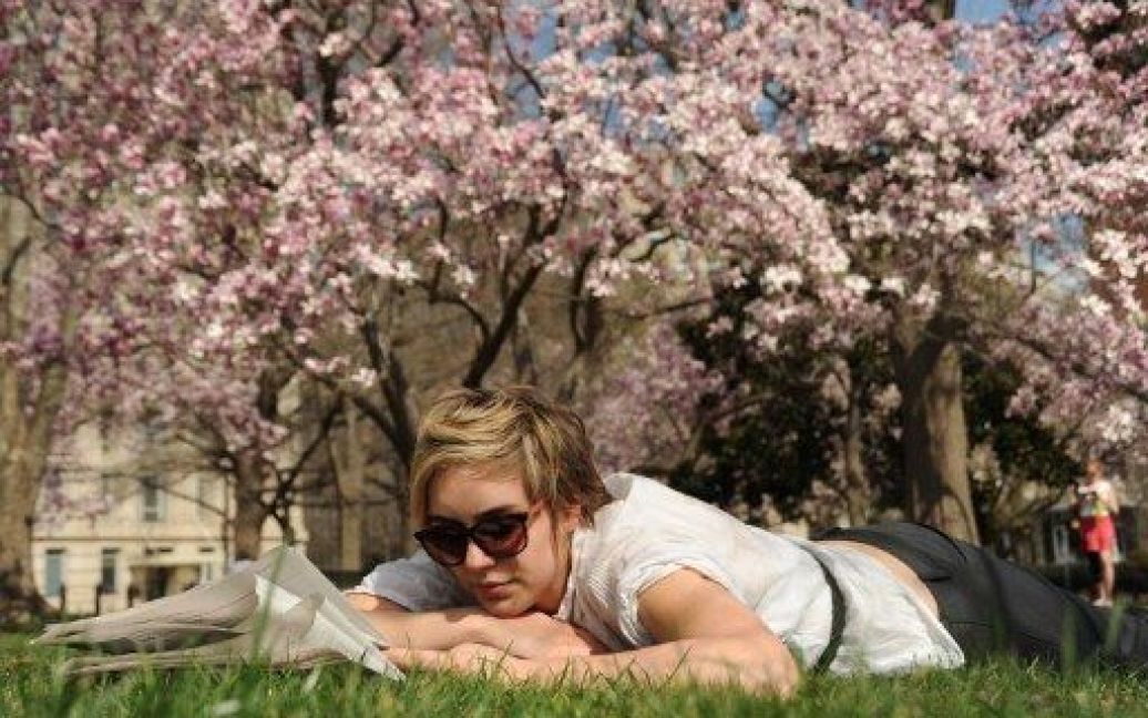 США, Вашингтон. Дівчина відпочиває у парку Лафайет у теплий сонячний весняний день. / © AFP