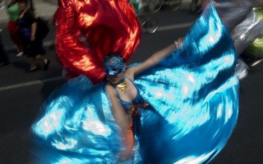 Мексика, Мехіко. Жінка бере участь карнавалі, який провели на честь весняного дня у Мехіко. / © AFP