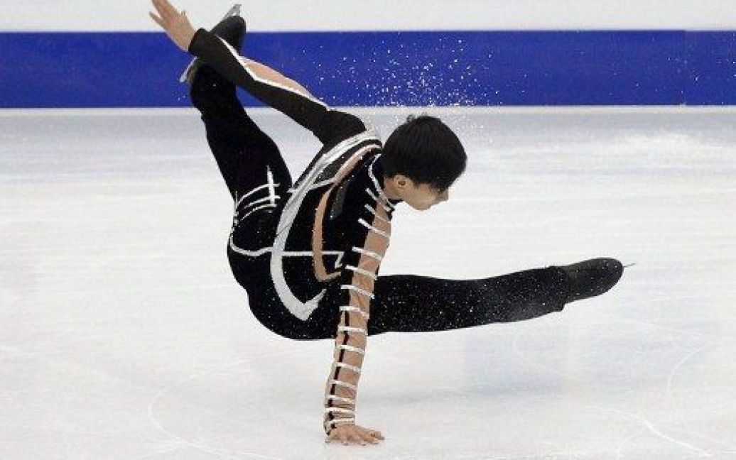 Франція, Ніцца. Китайський фігурист Нан Сонг падає під час виконання короткої програми на Чемпіонаті світу з фігурного катання. / © AFP
