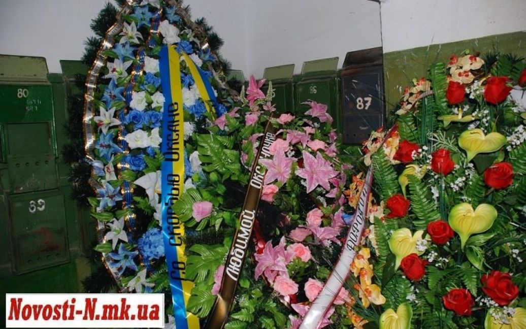 Оксану проводили в останню путь з квітами і сльозами / © novosti-n.mk.ua