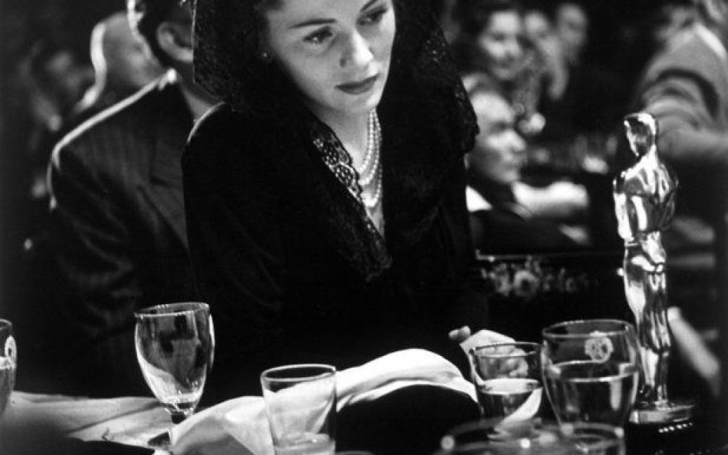 Джоан Фонтейн отримала "Оскар" за фільм Хічкока "Підозра". 1942 рік / © LIFE
