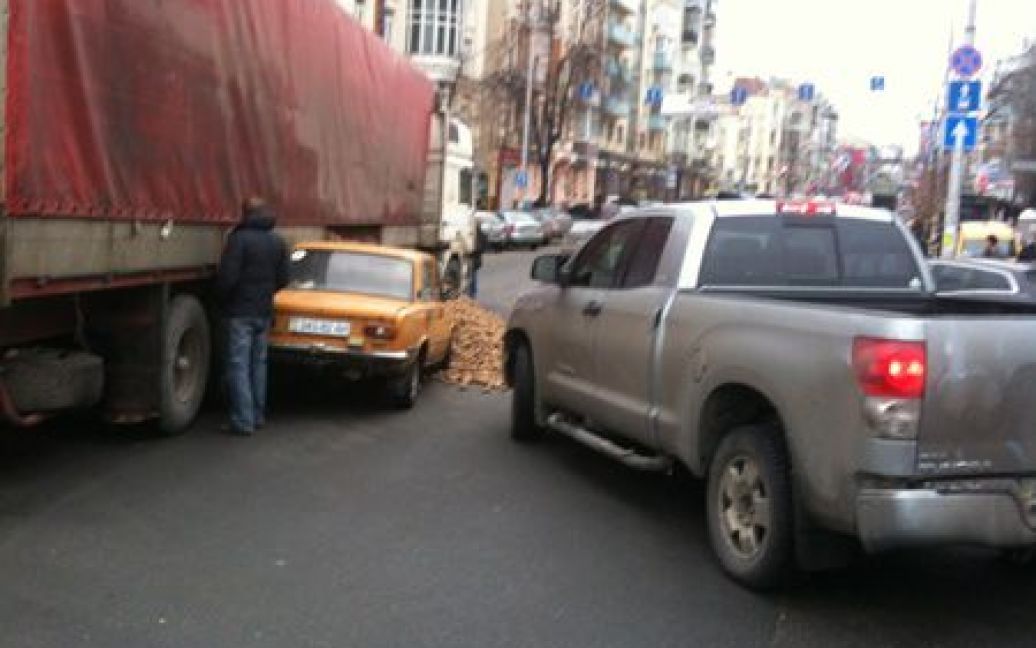 У Києві тонною картоплі з фури привалило "Жигулі" / © Обозреватель