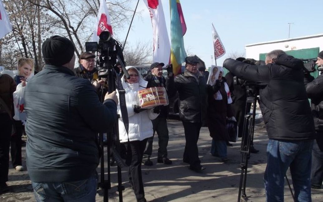 Прихильники Тимошенко провели мітинг біля Качанівської колонії / © Комментарии