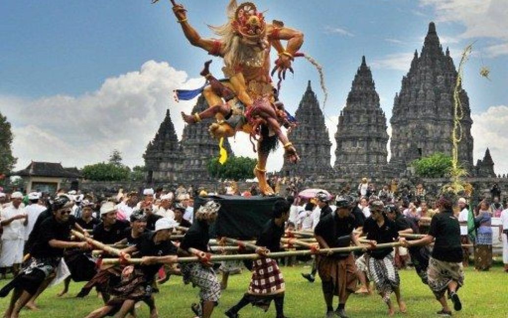 Індонезія, Клатене. Віряни несуть гігантську фігуру демона "Ogoh-ogoh" напередодні святкування Дня Мовчання, або Nyepi, в Індонезії. У День Мовчання індуїсти медитують, щоб очистити розум і тіло. / © AFP
