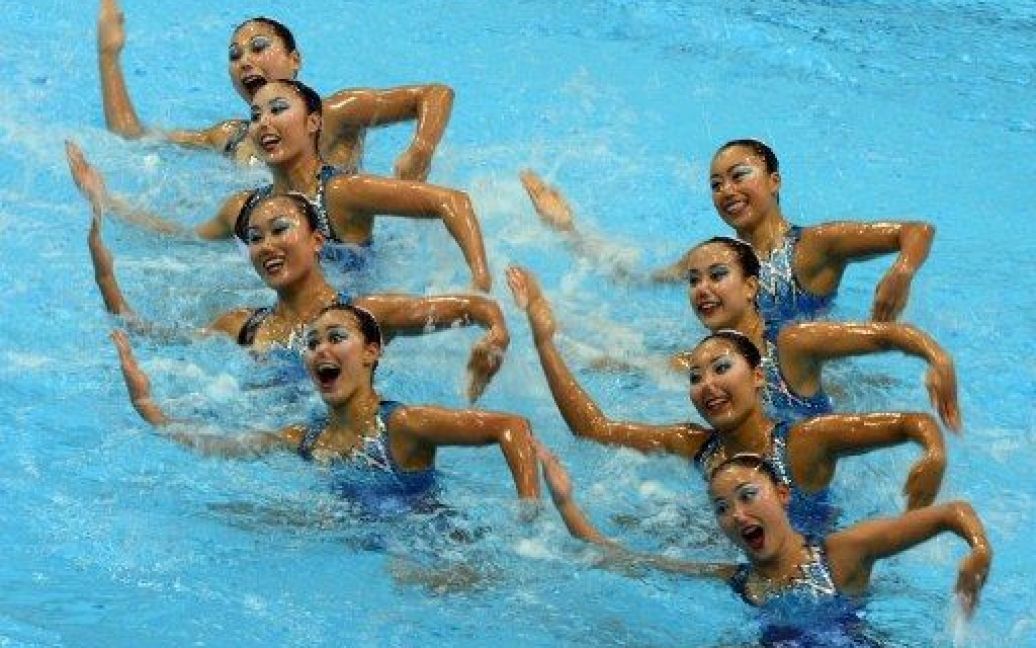 Великобританія, Лондон. Японська збірна з синхронного плавання виступає на кваліфікаційних змаганнях напередодні Олімпійських ігор у Лондоні. / © AFP