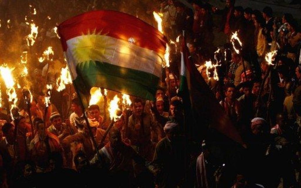 Ірак, Акра. Іракські курди під курдськими прапорами та зі смолоскипами збираються святкувати Новий рік (Новруз). / © AFP