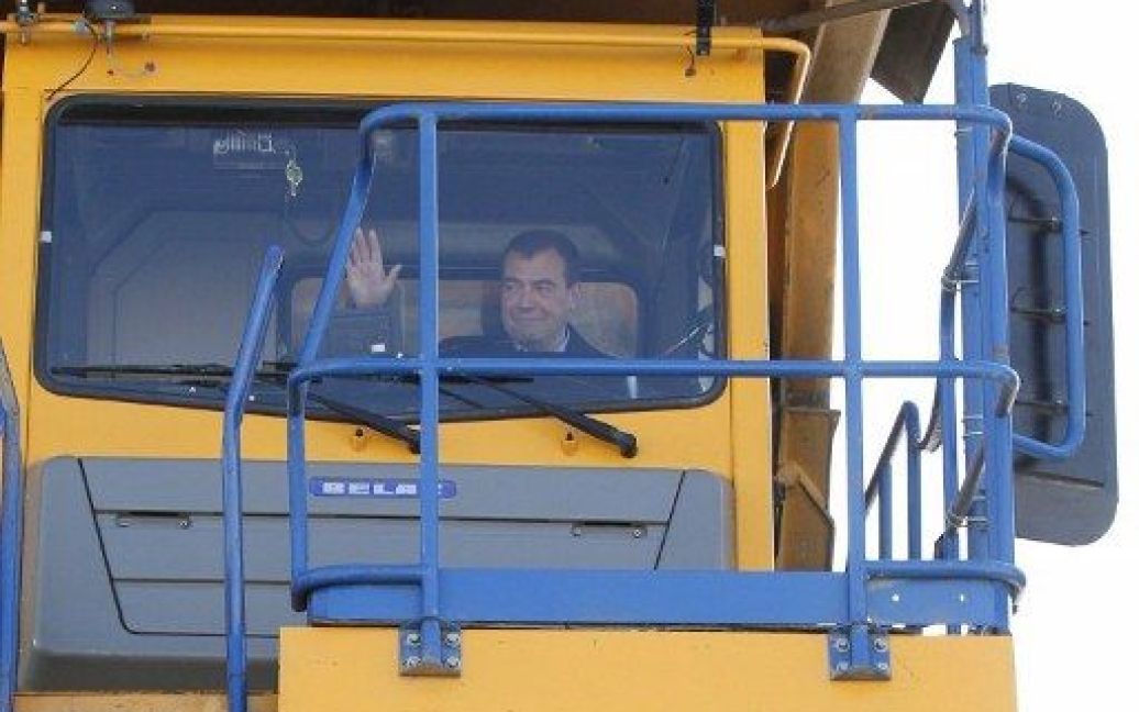Росія, Апатити. Президент Росії Дмитро Медведєв покатався на самоскиді БелАЗ, одному з найбільших у світі, під час відвідування гірничо-збагачувального комбінату в місті Апатити у Мурманської області. / © AFP