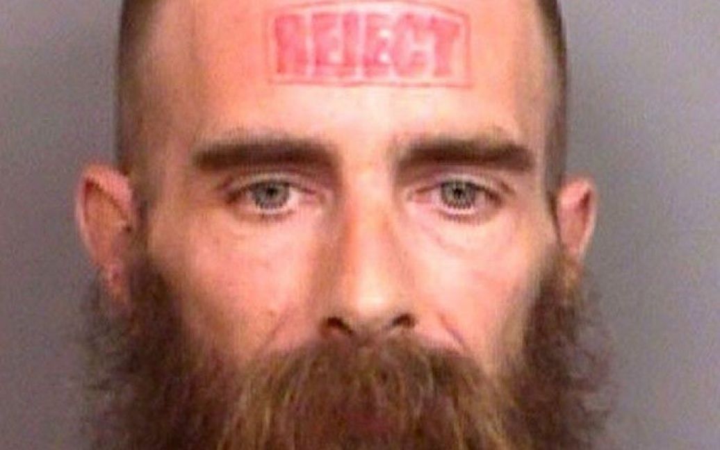 Безіменний, але дуже сумний чоловік з Алабами (злочин його також невідомий) носить на лобі лаконічне тату "Відмовити". / © The Telegraph