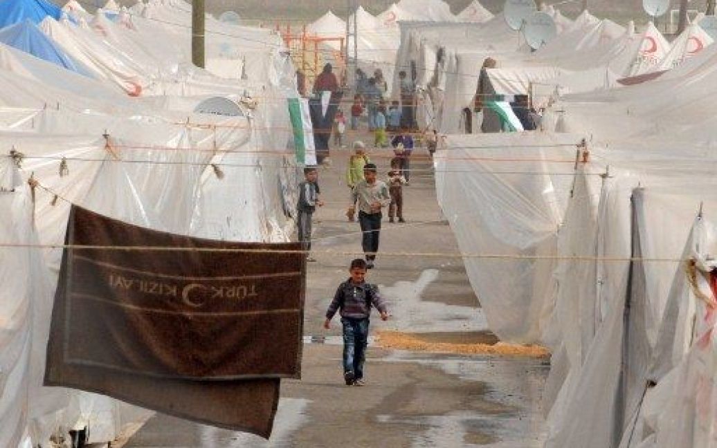 Туреччина, Антакья. Сірійці мешкають у в таборі біженців поблизу сирійського кордону. Міжнародний посередник ООН Кофі Аннан закликав до негайного припинення вбивства цивільних осіб в Сирії. / © AFP
